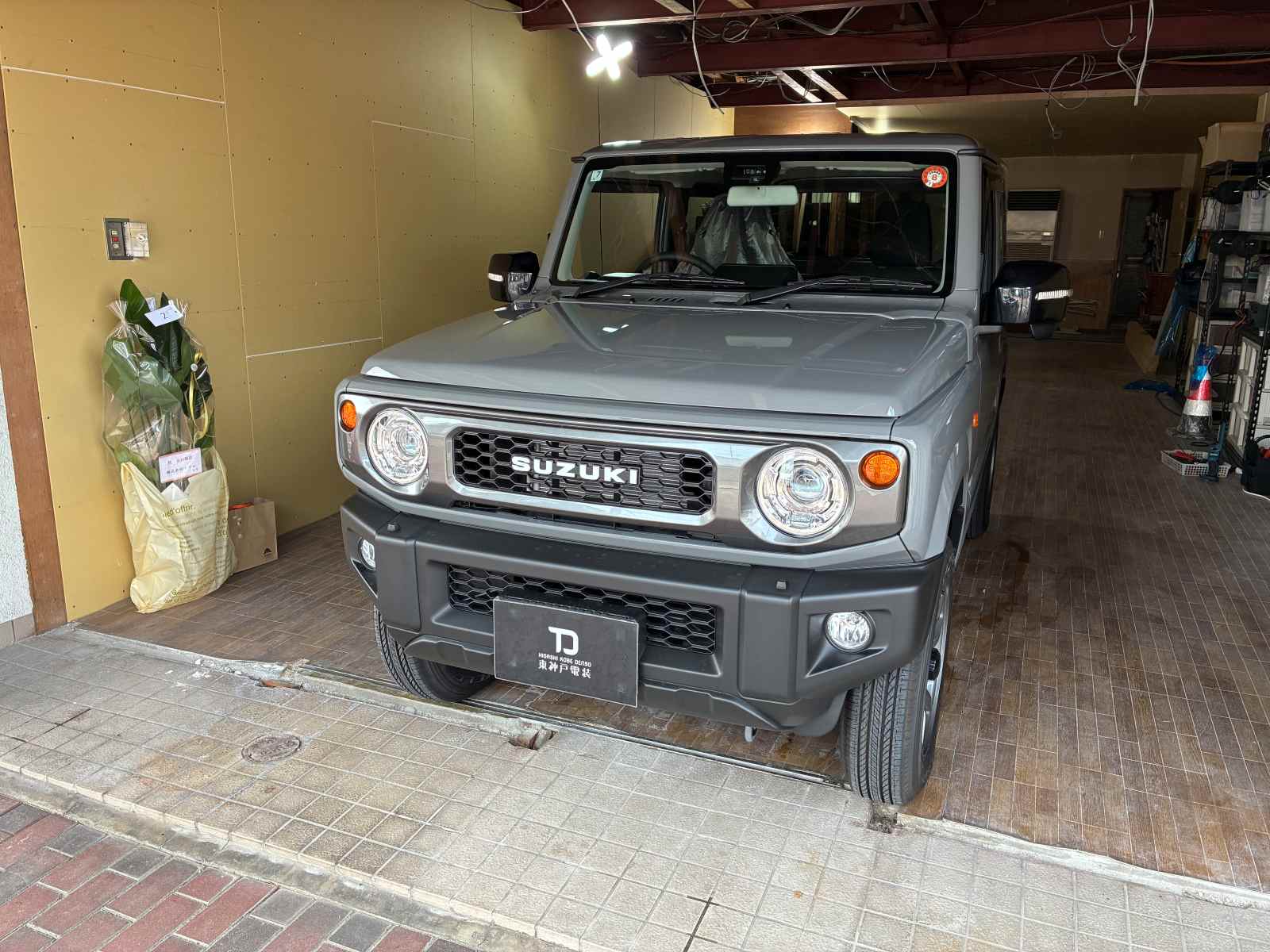 スズキ　ジムニー　その他電装系取付　9インチナビ　ETC　バックカメラ（車種専用）　ドラレコ前後取付させていただきました。