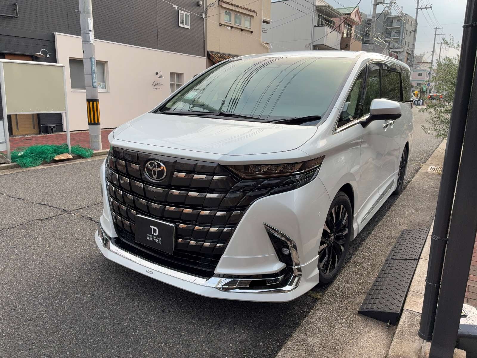 TOYOTA ALPHARD Executive LoungeにPantheraを取り付けさせていただきました。