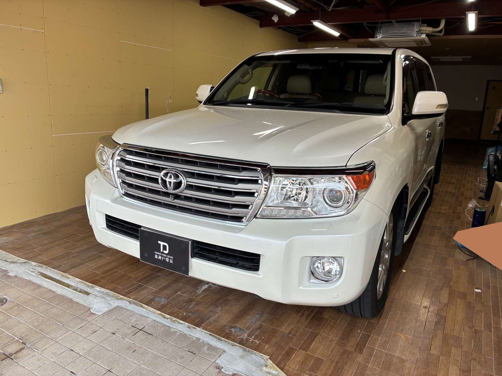 TOYOTA LAND CRUISER 200にカーセキュリティを取り付けさせていただきました。