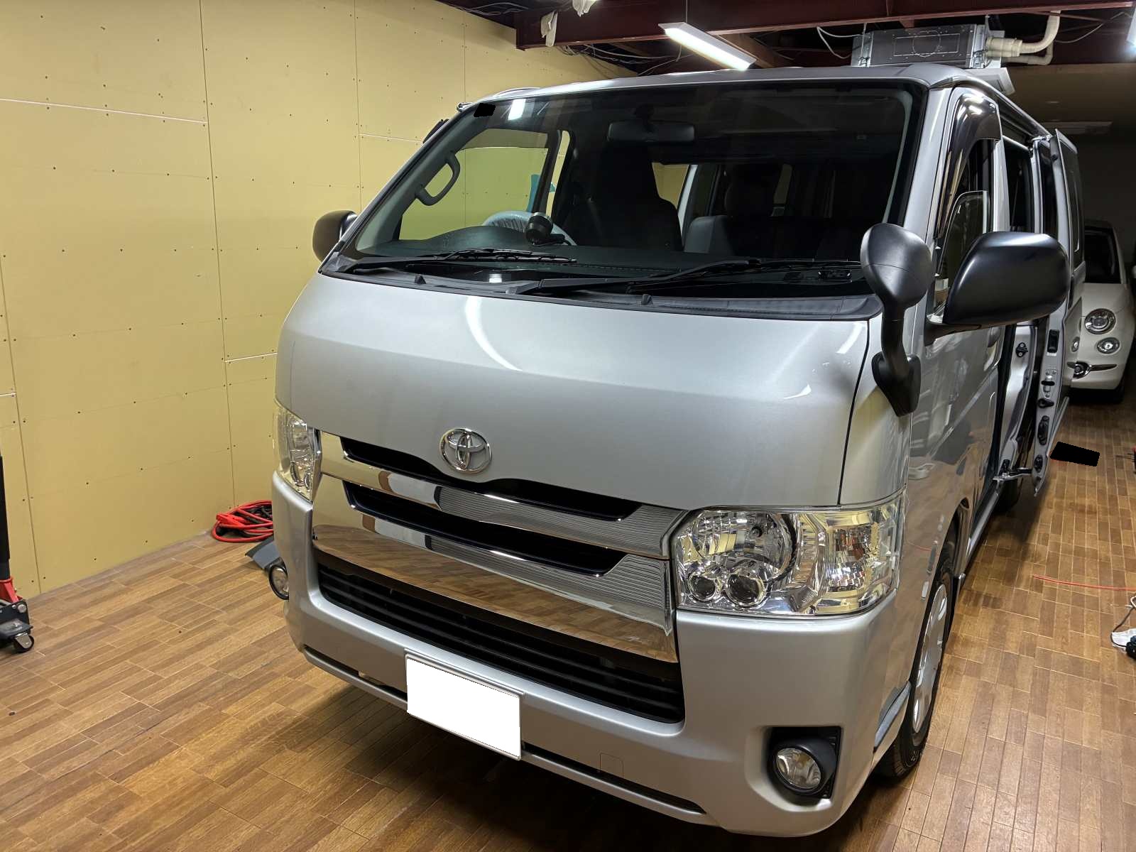 TOYOTA HIACE カーセキュリティ取付させていただきました。