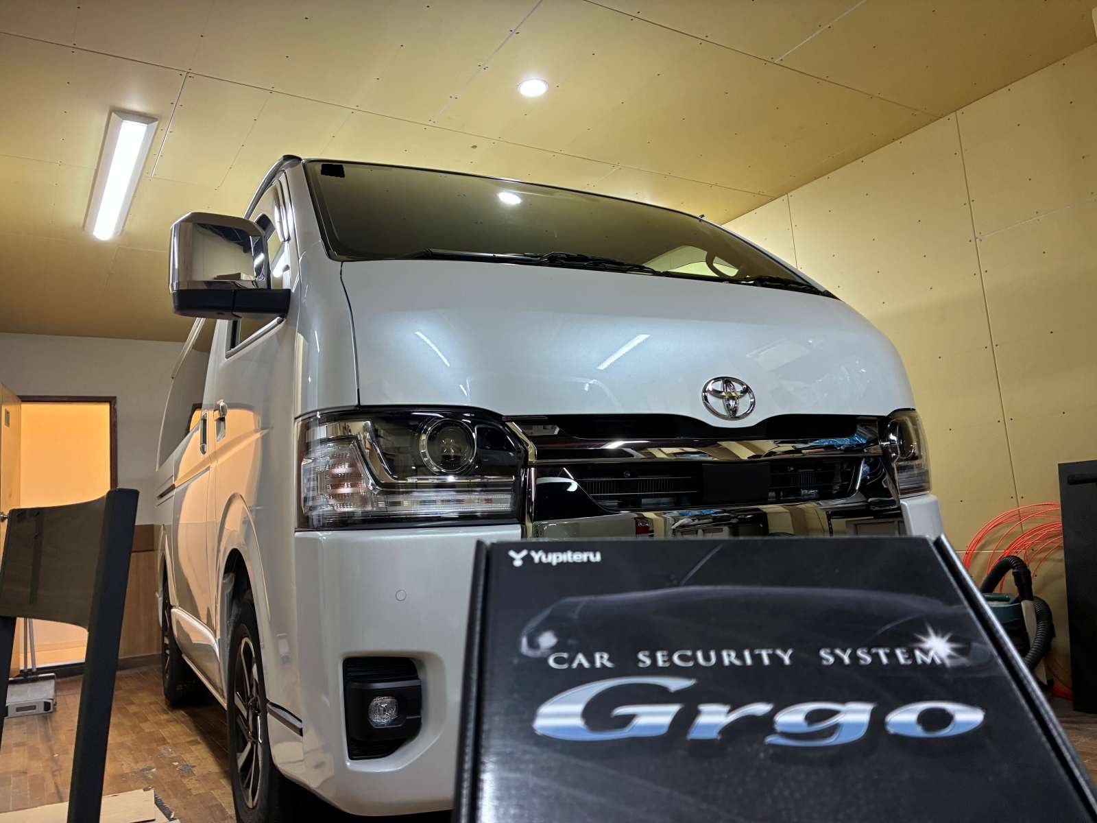 TOYOTA HIACE カーセキュリティ 施工ご依頼いただきました。