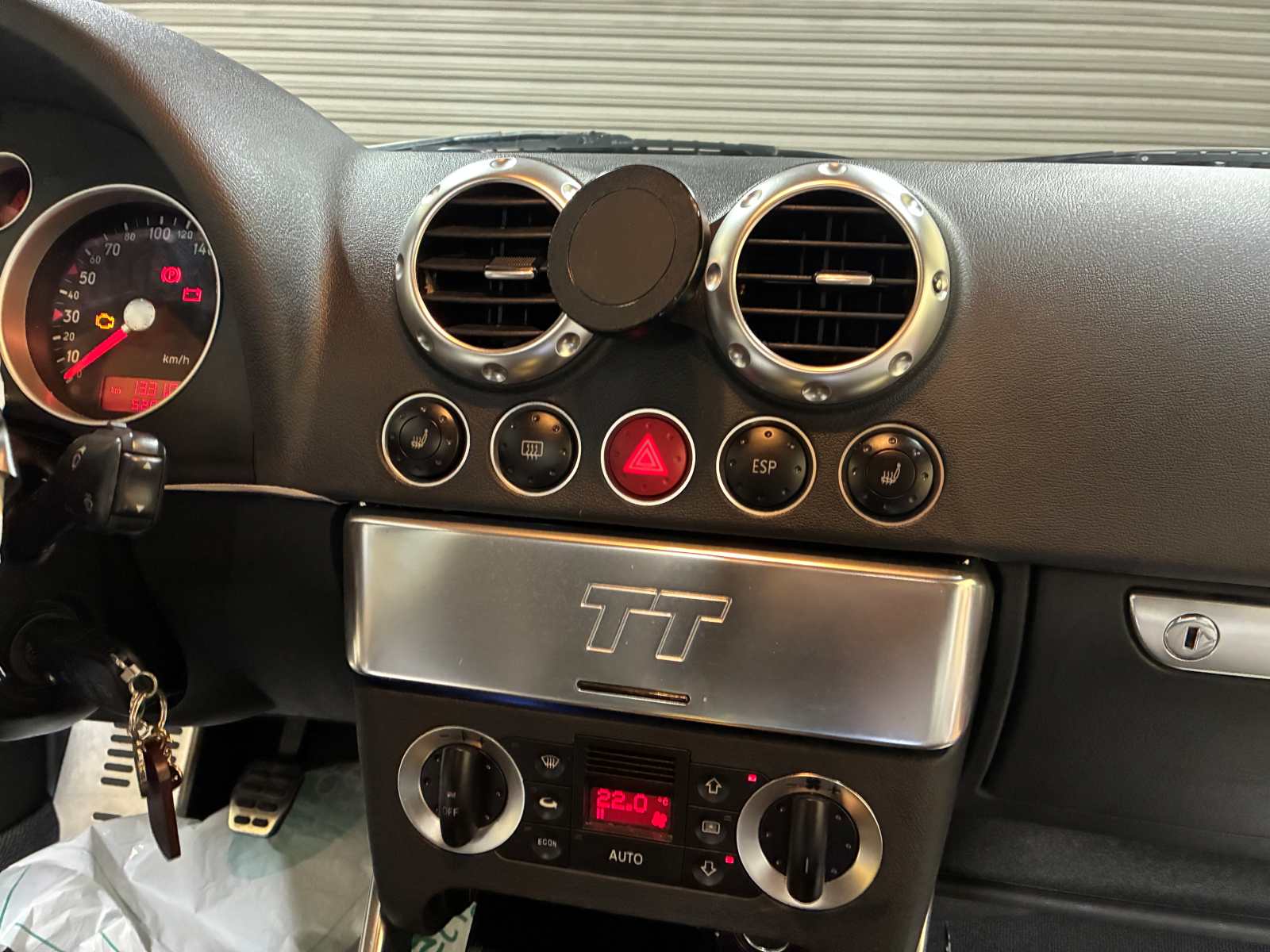 AUDI TT その他電装系取付ご依頼いただきました。